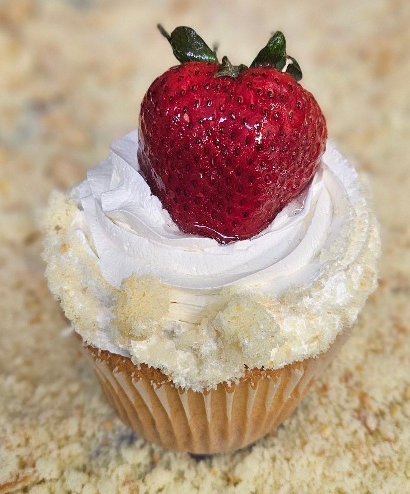Jumbo Cupcake: Strawberry Shortcake